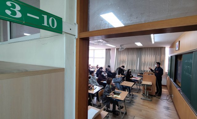 9일 온라인 개학을 앞두고 6일 서울 노원구 대진여고에서 선생님들이 온라인 수업에 대비한 교육을 받고 있다.