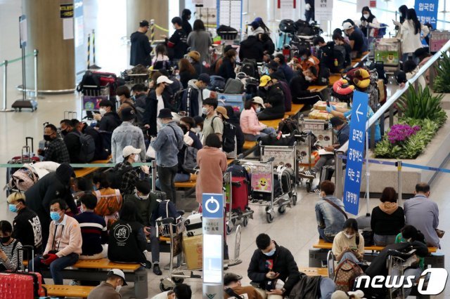 해외 입국자들의 신종코로나바이러스 감염증(코로나19) 확진이 증가하고 있는 6일 오후 인천국제공항 입국장에서 입국자들이 버스 탑승을 위해 대기하고 있다. © News1