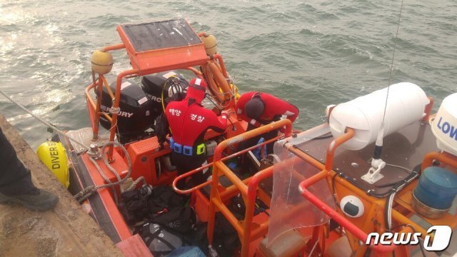 군산해경 잠수구조대가  해상으로 추락해 실종된 굴삭기 운전자에 대한 수중  수색작업을 벌이고 있다. /© 뉴스1