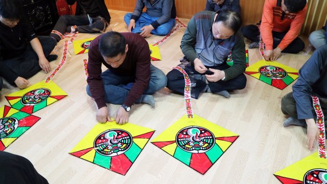 경기도 고양시 덕양구 세계교화갱보협회의 
무의탁 출소자들을 위한 시설 ‘금성의 집’에서 관생들이 조선시대 방패연 원형기법 보유장인 리기태 회장이 후원한 연 만들기를 하고 있다.