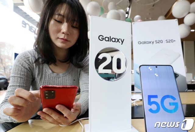 지난 2월20일 서울 종로구 KT스퀘어에서 직원이 삼성전자 갤럭시 S20을 살펴보고 있다. 2020.2.20/뉴스1 © News1 이동해 기자