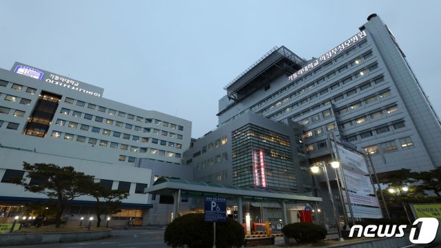 31일 오후 신종 코로나바이러스 감염증(코로나19) 집단감염이 발생한 경기 가톨릭대학교 의정부성모병원 2020.3.31 © News1