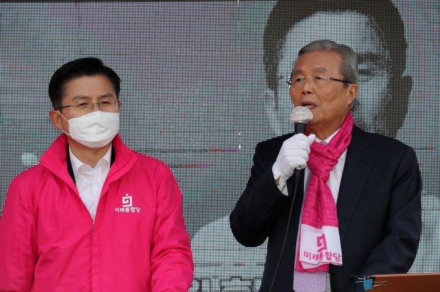 김종인 미래통합당 총괄선거대책위원장(오른쪽)이 6일 오후 서울 종로 평창동에서 열린 황교안 종로구 후보 선거유세에서 유권자들에게 지지를 호소하고 있다. 사진=뉴스1