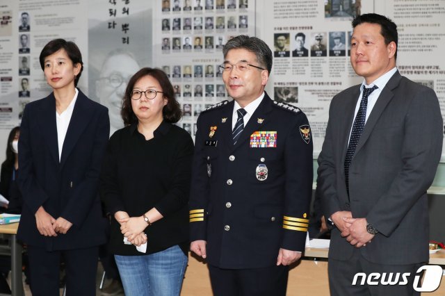 민갑룡 경찰청장이 지난 3월27일 사이버성폭력 수사 자문단 긴급 간담회‘에서 자문위원 대표들에게 위촉장을 수여하고 있다. 왼쪽부터 유성희 서울동부지방법원 판사, 김수희 한국여성단체연합 정책부장, 민갑룡 경찰청장, 켄드릭 영 미국 국토안보수사국(HSI) 수사과장. © News1
