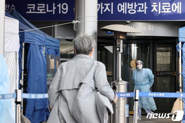 서울 서대문구 신촌세브란스 병원 안심진료소에서 의료진이 분주히 움직이고 있다. 2020.4.7/뉴스1 © News1