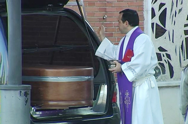 4일 스페인 마드리드에서 진행된 드라이브스루 장례식서 사제가 성수를 뿌리는 모습. CNN 화면 캡처