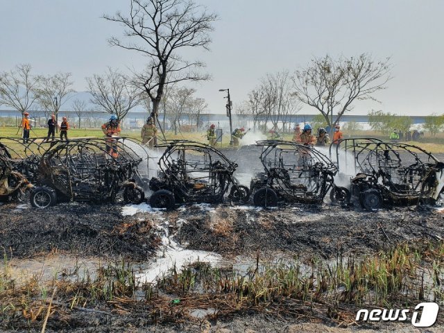 7일 오후 2시쯤 부산 사상구 삼락생태공원 계류장 옆 잔디밭에서 불이 나 전기 오토바이 16대가 까맣게 탄 모습.(부산지방경찰청 제공)© 뉴스1