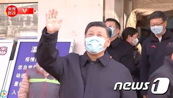 현장 지도에 나선 시진핑 주석이 시민들에게 손을 흔들고 있다. (중국 CCTV 캡처)