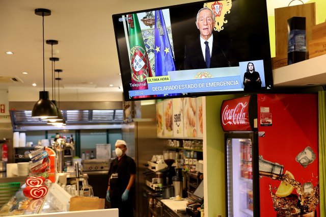 마르셀루 헤벨루 드 소자 포르투갈 대통령이 지난달 19일 코로나19와 관련해 대국민 담화를 하는 모습이 포르투갈의 한 상점의 TV에서 방영되고 있다. 리스본=신화 뉴시스