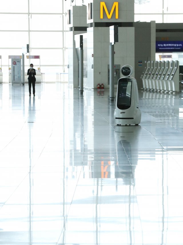 인천국제공항 안내로봇이 공항 출국장에서 서성이고 있다.