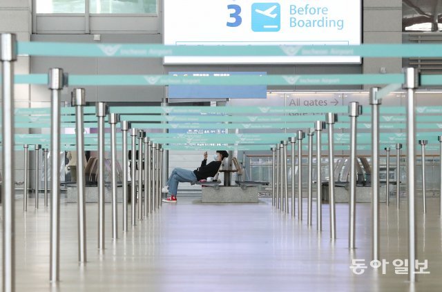 인천국제공항 출국장에서 한 이용객이 휴식을 취하고있다.