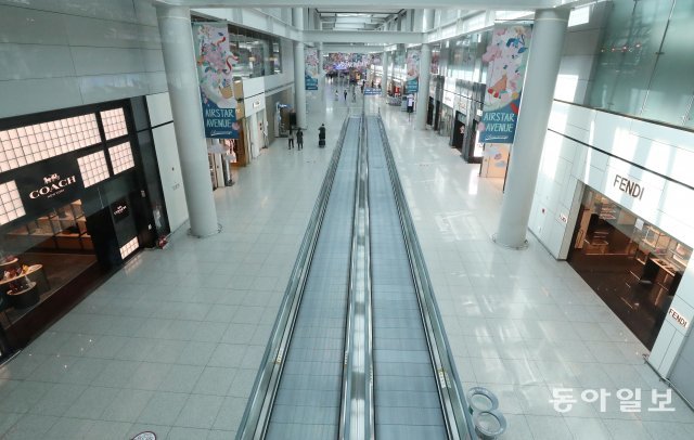 인천국제공항 제1터미널 면세구역에 이용객이 없어 텅비어있다.