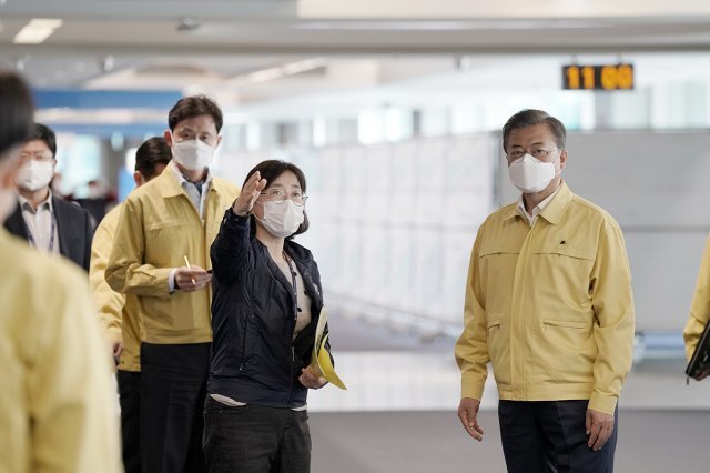 문재인 대통령이 7일 인천국제공항 입국 검역소를 방문해 김상희 인천국제공항 검역소장으로부터 검역 절차에 대한 설명을 듣고 있다. 사진=청와대 제공