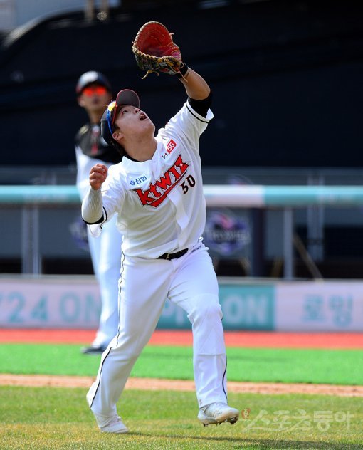 외야수에서 1루수로 변신을 꾀하는 KT 강백호. 그는 거듭된 포지션 변경에도 불구하고 새로운 도전이라며 긍정적으로 받아들이고 있다. 자체 청백전에 나선 강백호가 1루수 미트를 낀 채 뜬공을 잡고 있다. 스포츠동아DB