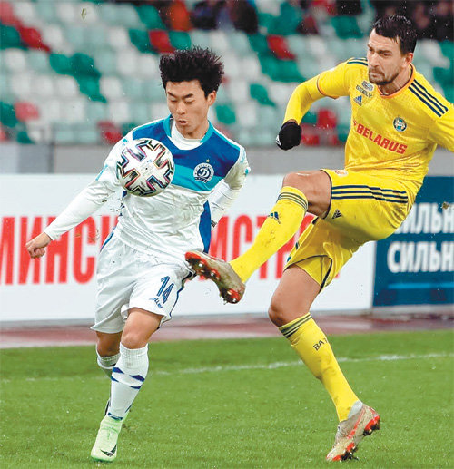 벨라루스 프리미어리그 디나모 민스크의 김준영(왼쪽)이 지난달 15일 FC 바테 보리소프와의 경기에서 상대 수비수 리호르 필리펜카와 공을 다투고 있다. 김준영은 172cm로 키가 크지 않지만 빠른 발과 드리블 능력을 갖췄다는 평가를 받는다. 사진 출처 디나모 민스크 페이스북