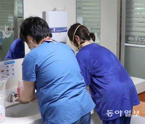 손을 씻는 간호사들의 간호복이 땀에 젖어 있다. 양회성 기자 yohan@donga.com