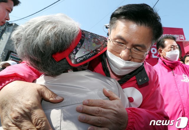 황교안 미래통합당 종로구 후보가 8일 서울 종로구 부암동에서 거리유세를 마치고 주민들과 인사를 하고 있다. 2020.4.8/뉴스1 © News1