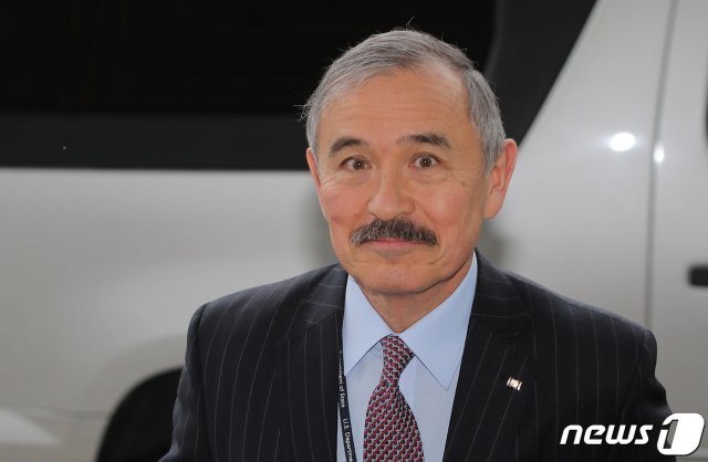4일 오후 해리 해리스 주한 미대사가 조세영 외교부 제1차관과 코로나19 대응 문제 등을 논의하기 위해 서울 종로구 정부서울청사로 들어가고 있다. 2020.3.4/뉴스1 © News1