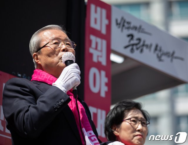 김종인 미래통합당 총괄선대위원장이 9일 서울 중랑구 상봉터미널 앞에서 열린 김삼화 중랑구갑 후보, 윤상일 중랑구을 후보 지원유세에서 시민들에게 지지를 호소하고 있다. © News1