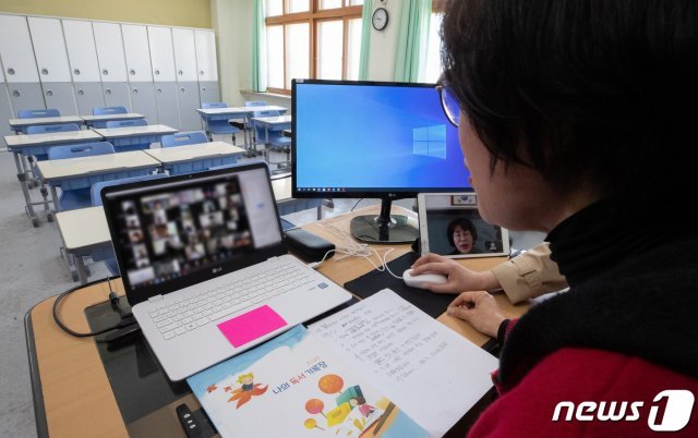 사상 초유의 ‘온라인 개학’이 시작된 9일 오전 서울 중랑구 중화중학교에서 3학년 학생들이 온라인 개학식을 하고 있다. © News1