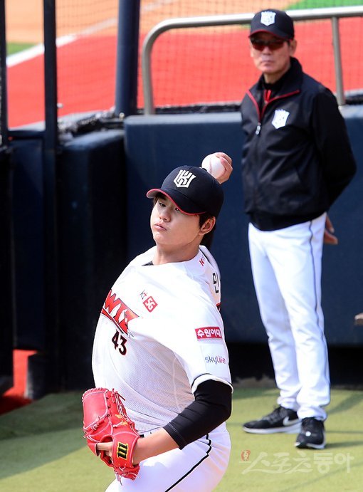 7일 수원 kt위즈파크에서 kt 위즈가 훈련을 가졌다. kt 이강철 감독이 지켜보는 가운데 김민이 불펜 투구를 하고 있다. 수원 | 김민성 기자 marineboy@donga.com