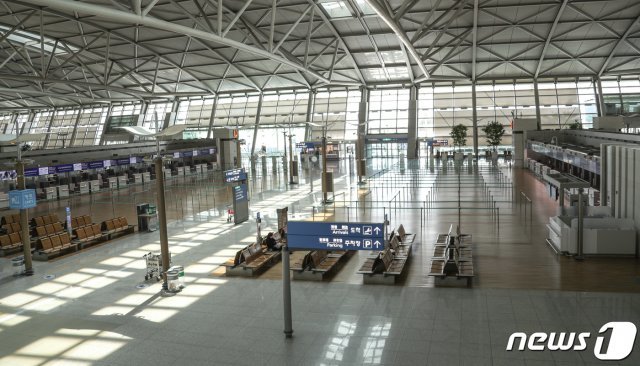 9일 인천국제공항 제1미널 출국장이 한산한 모습을 보이고 있다… 2020.4.9/뉴스1 © News1