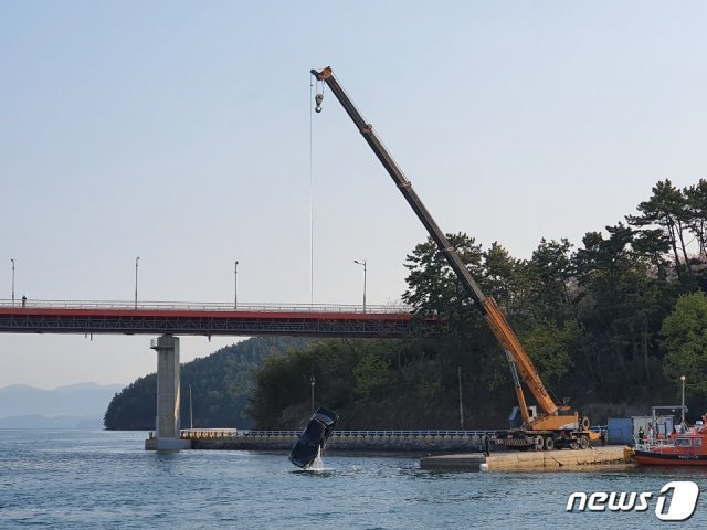 9일 오전 5시40분쯤 경남 거제시 하청면 실전항 앞바다에서 체어맨이 추락해 인양되고 있다.(창원해경 제공) 2020.4.9.© 뉴스1