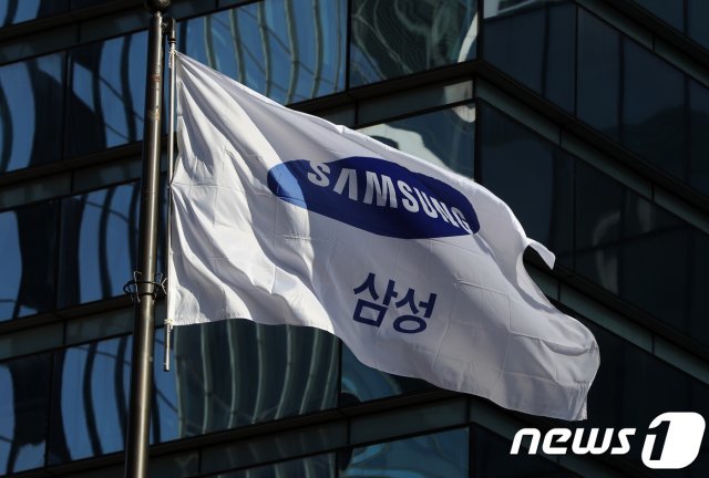 서울 서초구 삼성전자 사옥에 삼성 깃발이 바람에 펄럭이고 있다. 2019.1.8/뉴스1 © News1