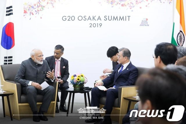 지난해 6월28일 G20 정상회의 참석차 일본 오사카를 방문한 문재인 대통령이 인텍스 오사카에서 나렌드라 모디(Narendra Modi)인도 총리와 정상회담을 하고 있다.(청와대 페이스북)