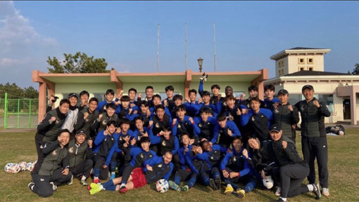 K리그2 최초 2년 연속 꼴찌. 서울 이랜드FC에게 2019년은 아쉬움만 가득했다. 올해 초점은 자연히 ‘희망’에 맞췄다. 지난해 FIFA U-20 월드컵에서 한국의 준우승을 일군 정정용 감독에게 지휘봉을 맡기며 쇄신에 나섰다. 3년 내 승격을 목표로 구슬땀을 흘리고 있는 이랜드 선수단. 사진출처｜서울 이랜드 페이스북