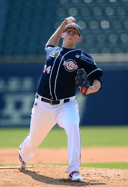 프로야구 개막이 잠정 연기된 가운데 두산 베어스가 9일 서울 잠실야구장에서 자체 청백전을 가졌다. 선발 투수로 등판한 청팀 플렉센이 역투하고 있다. 잠실｜김종원 기자 won@donga.com