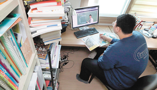 9일 서울 강서구의 고3 수험생이 자택 책상에 앉아 원격 수업을 듣고 있다. 이날 고3과 중3을 시작으로 원격 수업을 정규 수업일수에 포함시키는 사상 첫 온라인 개학이 이뤄졌다. 뉴스1
