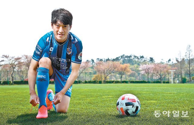 프로축구 K리그1 울산의 ‘블루 드래건’ 이청용이 9일 울산 동구 울산 현대 클럽하우스에 있는 연습 구장에서 축구화 끈을 질끈 묶고 있다. 신종 코로나바이러스 감염증(코로나19) 확산으로 K리그1 개막이 연기된 가운데 11년간의 유럽 생활을 마치고 울산에 입단한 이청용은 국내 무대 복귀전을 간절히 기다리고 있었다. 울산=양회성 기자 yohan@donga.com