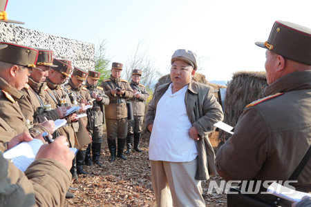 북한 김정은 국무위원장이 박격포훈련을 참관하면서 주변 지휘관들에게 지시를 하고 있다.(출처=노동신문) 뉴시스