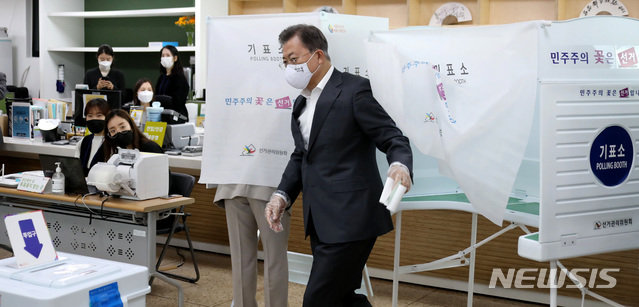 문재인 대통령이 제21대 국회의원 선거 사전투표 첫날인 10일 오전 서울 종로구 삼청동 주민센터에 마련된 사전투표소에서 기표를 한 후 투표소로 행하고 있다. 사진=뉴시스