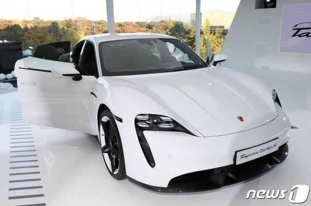 포르쉐코리아가 지난해 11월 공개한 순수 전기 스포츠카 ‘타이칸 터보 S’. 2019.11.8/뉴스1 © News1