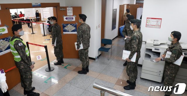 제21대 국회의원선거 사전 투표가 시작된 10일 오전 울산시 남구 울산보훈지청에 마련된 옥동 사전투표소에서 육군 53사단 7765부대 장병들이 사회적 거리를 두며 차례를 기다리고 있다. 2020.4.10/뉴스1 © News1