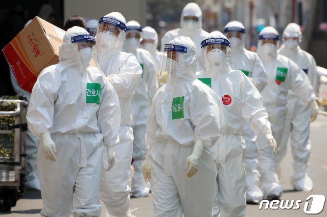 9일 오후 신종 코로나바이러스 감염증(코로나19) 대응 지역거점병원인 대구 중구 계명대 대구동산병원에서 보호구를 착용한 의료진이 격리병동으로 향하고 있다. 뉴스1