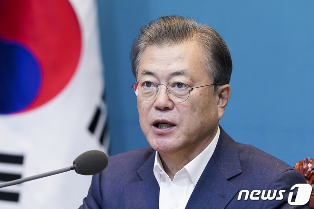 문재인 대통령은 10일 자신의 SNS를 통해 “그동안 대구시민들이 치른 희생과 노고에 진심으로 위로와 격려와 감사를 전한다”고 밝혔다.