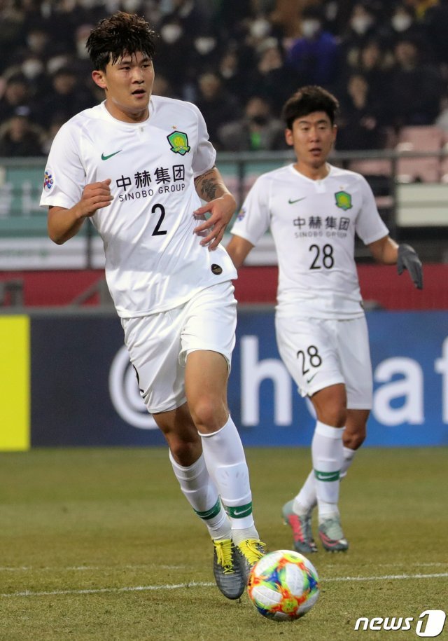 지난해 3월 전북 전주시 전주월드컵경기장에서 열리는 2019 아시아축구연맹(AFC) 챔피언스리그 조별리그 1차전 전북 현대와 베이징 궈안의 경기에서 베이징 김민재가 돌파를 하고 있다.2019.3.6/뉴스1 © News1