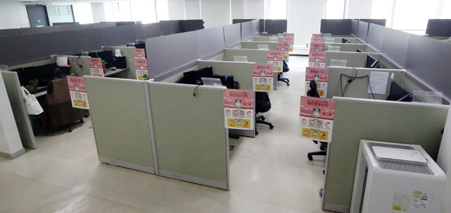 서울 구로구 코리아빌딩 8층에 입주한 콜센터 좌석마다 칸막이가 설치 돼 있다. 자리 배치는 한 칸 씩 비워둔 형태다. 뉴스1