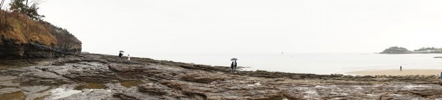 채석강에는 약 8700만 년에 퇴적된 퇴적층이 수 만권의 책을 쌓아 올린 것처럼 바다에서부터 차곡차곡 쌓여 해안절벽을 이루고 있다.