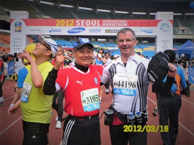 장문영 이건산업 고문(가운데)이 2012년 서울국제마라톤 겸 동아마라톤을 완주한 뒤 지인들과 함께 기뻐하고 있다. 장문영 고문 제공.