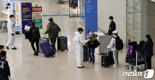 러시아 모스크바에서 특별 임시항공편을 탄 우리 국민들이 8일 오전 인천국제공항 2터미널을 통해 입국해 별도 교통편 안내를 받고 있다. 러시아에선 신종 코로나바이러스 감염증(코로나19) 상황이 심각해지면서 유급 휴무 기간이 이달 말까지 연장됐으며, 모스크바시는 시장령을 통해 필수 인력의 이동을 제외한 모든 시민의 자발적 자가격리 조치를 오는 5월1일까지 연장했다. © News1