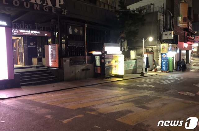 10일 오후 평소 금요일에는 사람들로 붐비던 서울 이태원의 한 라운지바 앞이 한산한 모습을 보이고 있다. © News1