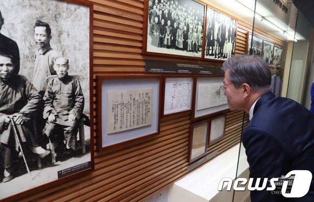 중국을 국빈방문했던 지난 2017년 12월16일 문재인 대통령이 중국 충칭시 대한민국 임시정부 청사를 방문해 역사전시실을 둘러보고 있는 모습.(청와대 페이스북) 2017.12.16/뉴스1 © News1