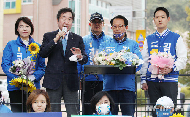 이낙연 더불어민주당 공동 상임선거대책위원장이 11일 서울 강남구 세곡동 은곡마을에서 전현희 서울 강남구을·김성곤 강남갑·김한규 강남병 민주당 후보 지원 유세를 하고 있다. 사진=뉴시스