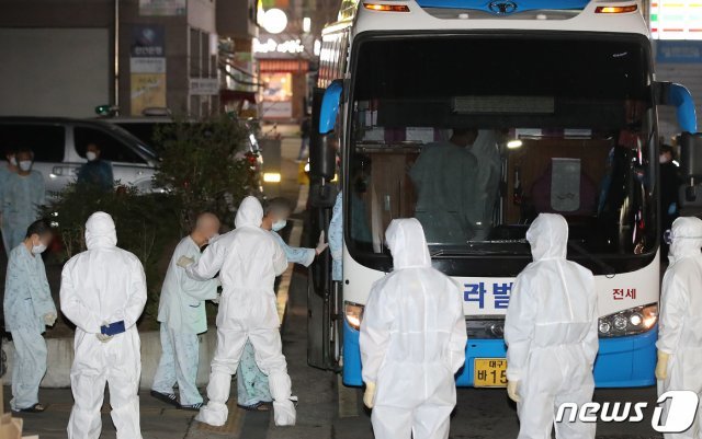 27일 60여 명의 신종 코로나바이러스 감염증(코로나19) 확진자가 발생한 대구 달성군 다사읍 제이미주병원에서 방역당국이 확진자 일부를 대구의료원으로 이송하기 위해 버스에 태우고 있다. 2020.3.27/뉴스1 © News1