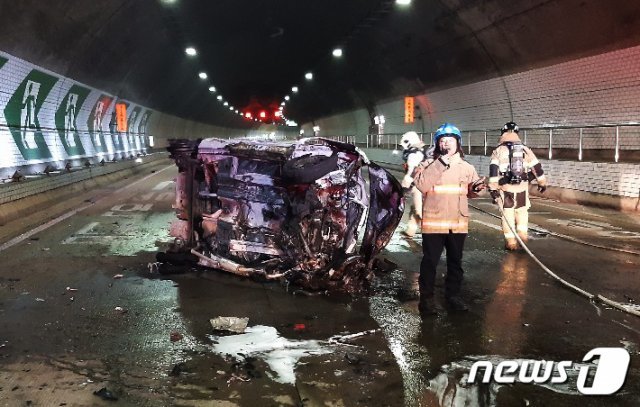 12일 오전 11시 59분쯤 수도권제2순환고속도로 지하터널(송현동-남청라 방향)에서 차량화재가 발생했다.(인천서부소방서제공) © News1