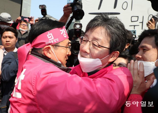 미래통합당 황교안 대표와 유승민 의원이 청계광장에서 열린 4.15 총선 대국민 호소유세를 마친 뒤 포옹하고 있다.